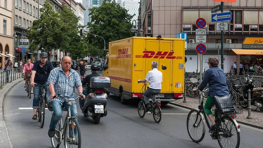 Engstelle in der Innenstadt: Der belebte Kaiserplatz in Frankfurt wird zur verkehrsberuhigten Zone.