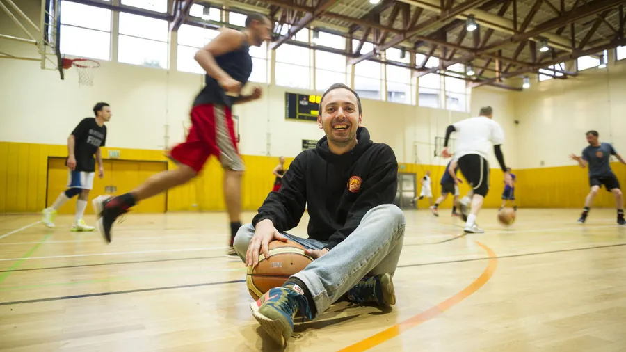 Vereinsgründer, Vereinschef, Spielertrainer: Fatih Uzuner in der Sporthalle der Philipp-Holzmann-Schule.
