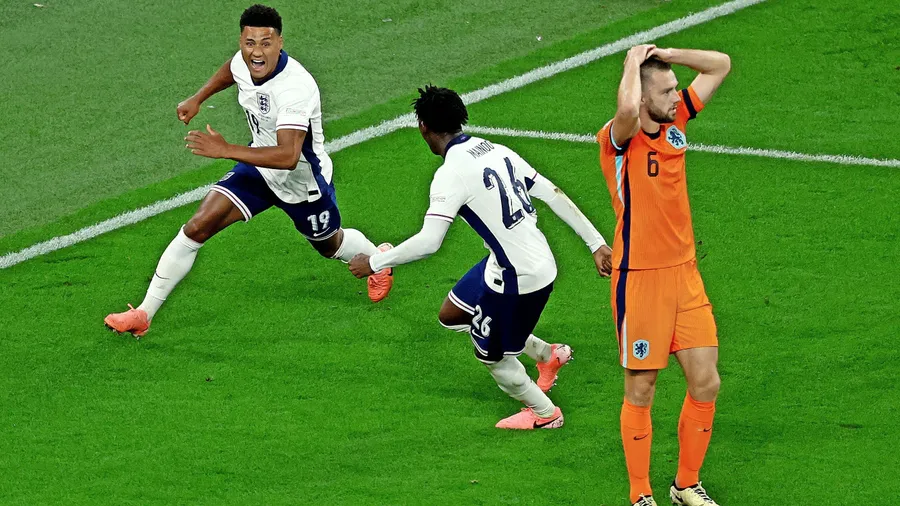 Später Held: Ollie Watkins dreht jubelnd ab, Hollands de Vrij ist enttäuscht.