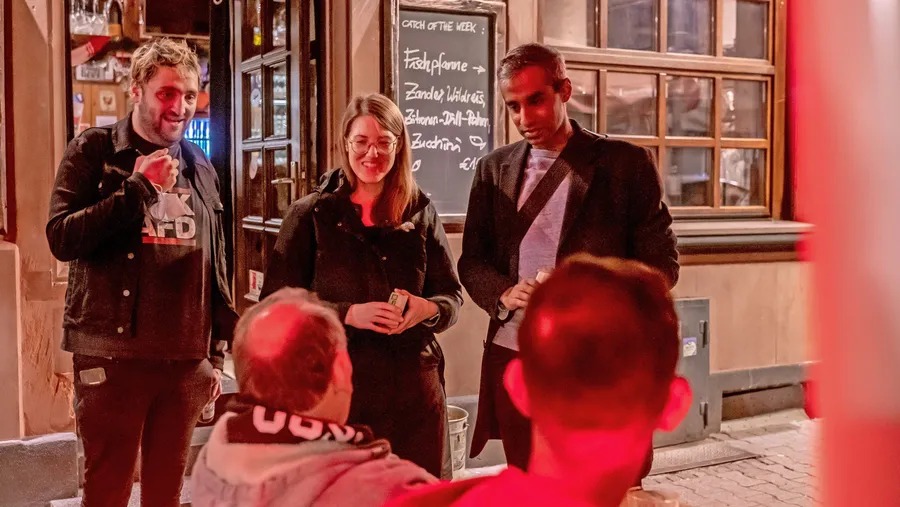 Kneipentour: Die Grünenpolitiker Miriam Dahlke, Marcus Schmitt (links) und Mahfooz Malik führen Gespräche an der Berger Straße.