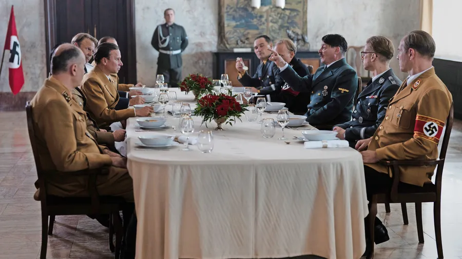 Szenen aus dem Maschinenraum des Faschismus: Joseph Goebbels (Robert Stadlober, 3.v.l.) und Adolf Hitler (Fritz Karl, 3. v.r)