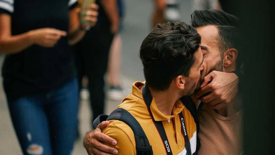 Zwei Männer küssen sich während des Christoper Street Days (CSD) in der Frankfurter Innenstadt.