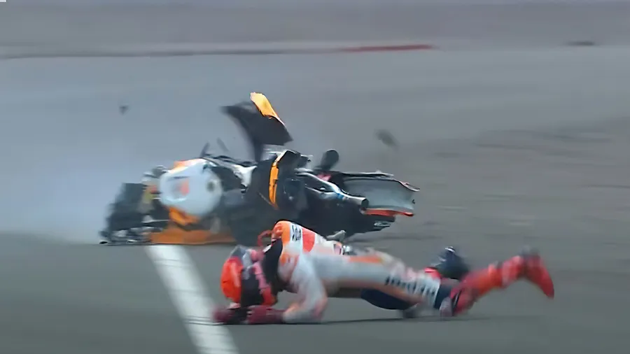 Folgt auf den Crash das Karriereende? Der achtmalige Weltmeister  Marc Márquez stürzt im Aufwärmtraining zum Rennen in Indonesien.