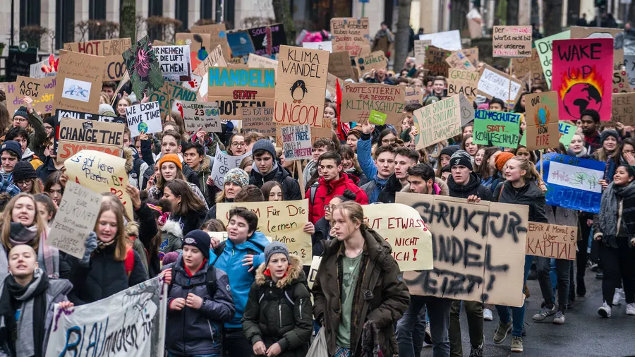 #fridaysforfuture“: Schüler und Studenten protestieren in Frankfurt seit Wochen gegen lasche Umweltpolitik.
