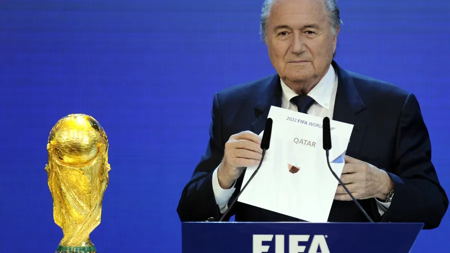 Der Stein des Anstoßes: Fifa-Präsident Joseph Blatter präsentiert den WM-Ausrichter 2022