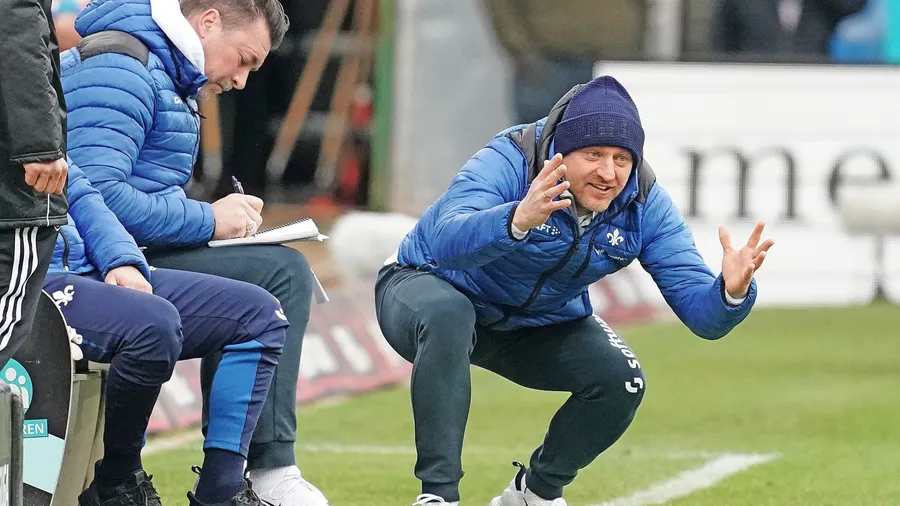 Nicht zu fassen: Ein Schiedsrichterpfiff zwingt Trainer Lieberknecht in die Knie.