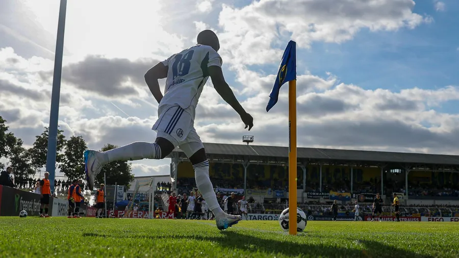 Wiederholt rassistisch beleidigt: der Schalker Christopher Antwi-Adjei beim DFB-Pokalspiel gegen Lokomotive Leipzig