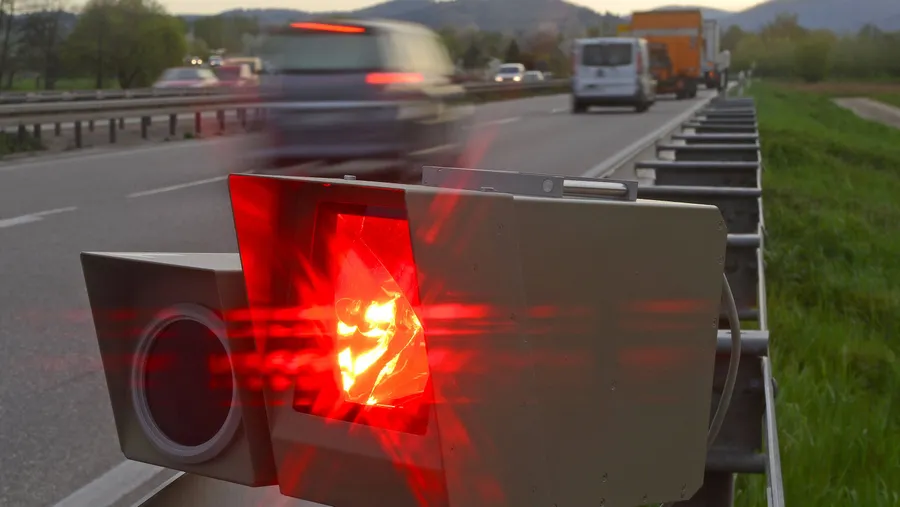 Radarfalle: Warum wird nicht dort geblitzt, wo eine schon minimale Grenzüberschreitung tatsächlich gefährlich ist?