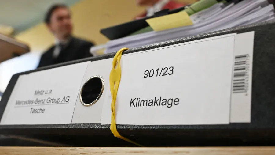 Die Deutsche Umwelthilfe klagt vor dem BGH gegen BMW und Mercedes-Benz. Sie fordert unter anderem, dass die Dax-Konzerne ab November 2030 keine herkömmlichen Verbrenner mehr verkaufen dürfen, die Treibhausgase ausstoßen.