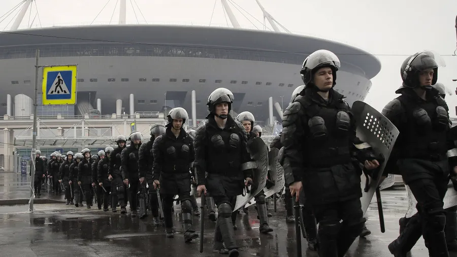 Bereitschaftspolizisten nehmen vor dem Sankt-Petersburg-Stadion an einer Übung teil.