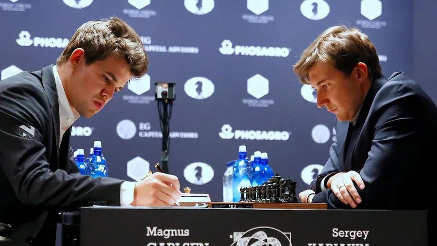 Notizen können nicht schaden: Magnus Carlsen im WM-Duell mit Sergej Karjakin
