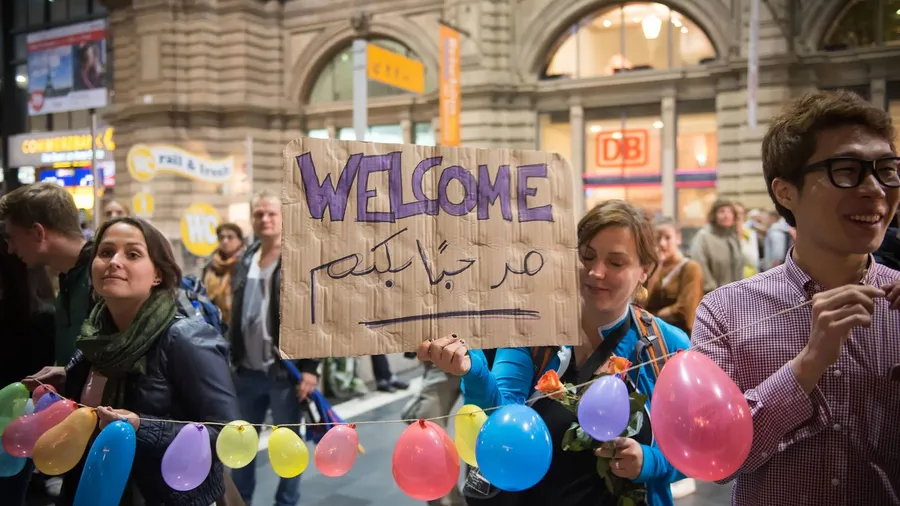 Frankfurter Bürger stapeln am Frankfurter Hauptbahnhof Essen, Getränke und Kleidungsspenden für die eintreffenden Flüchtlinge.