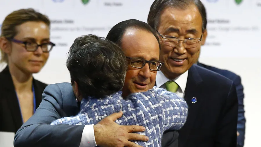 Frankreichs Präsident Hollande umarmt UN-Klimachefin Figueres.