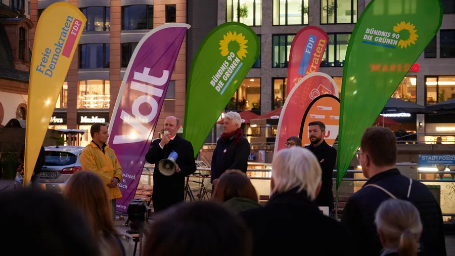 Grüne, CDU, SPD, FDP und Volt rufen an der Hauptwache zur Abwahl Feldmanns auf.