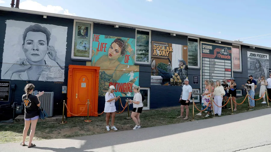 Bei einem Pop-up zum neuen Album feiern Taylor-Swift-Fans ins Nashville.