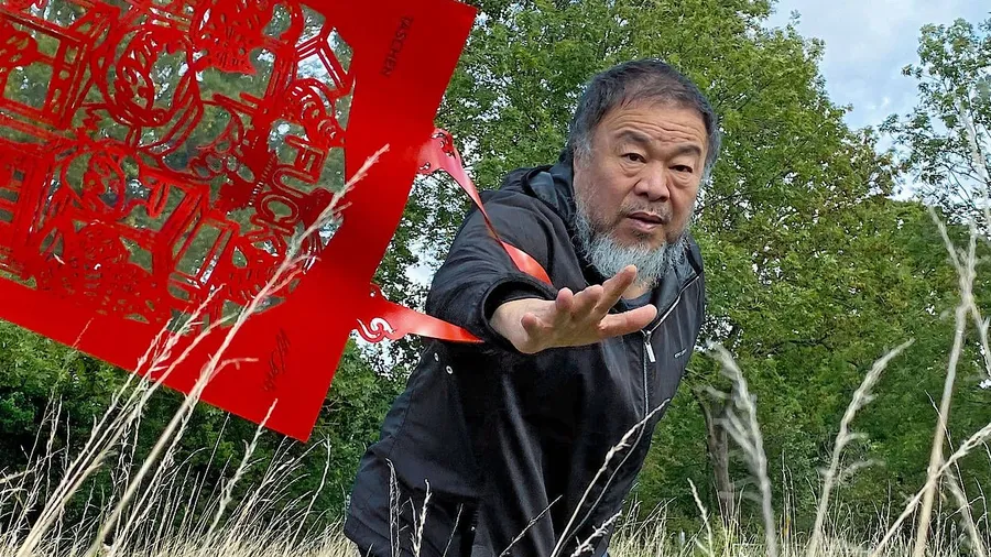 Sein eigenes Modell: Ai Weiwei probiert die Tasche "Cats and Dogs" schon einmal aus.