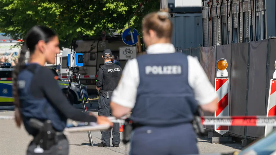 Polizisten untersuchen den Tatort in München Anfang September nach einem Brandanschlag
