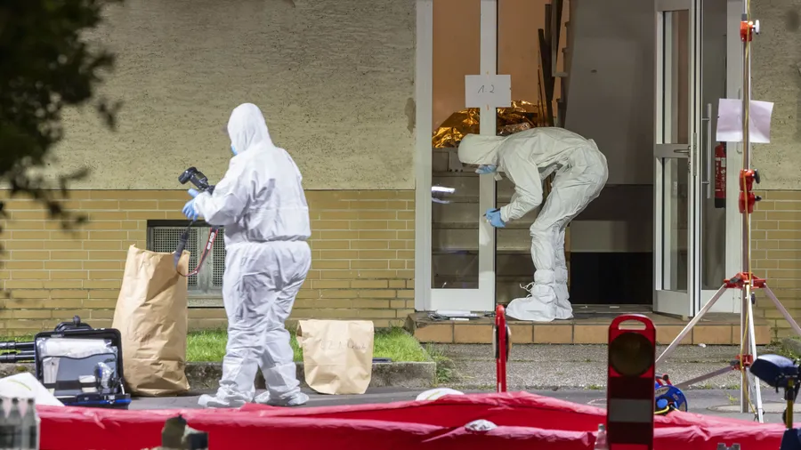 Die Spurensicherung der Polizei untersucht am Sonntag den Tatort in Bad Nauheim.