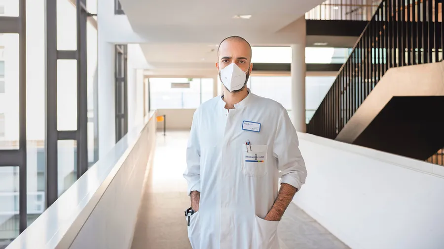Erholung im Low-Covid-Sommer vor der vierten Welle: Cihan Çelik im Klinikum Darmstadt.