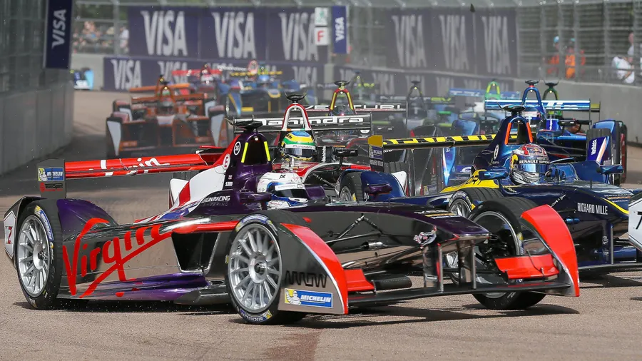 Mit maximal 225 Stundenkilometern ist auch ein Formel-E-Bolide recht flott unterwegs