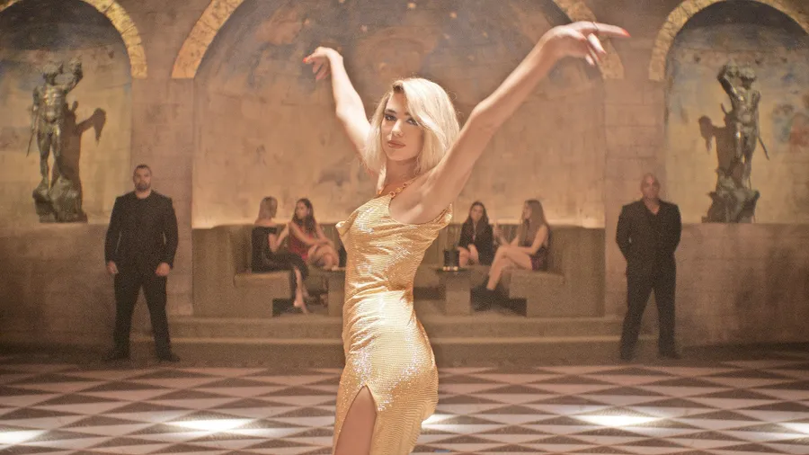 Ist das eine Tanzfigur, oder holt sie zum Schlag aus? Dua Lipa als Spionverführerin Lagrange in „Argylle“