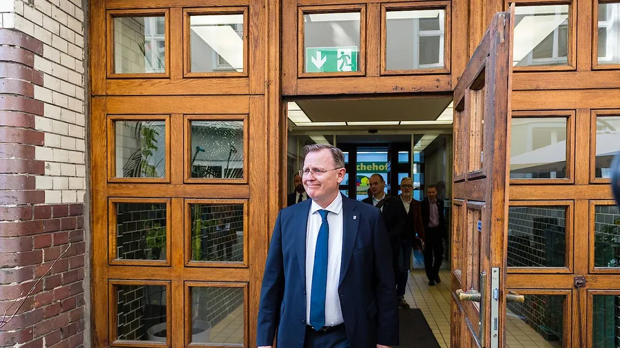 Bodo Ramelow vor der Parteizentrale in Berlin, im Hintergrund mit Brille Benjamin-Immanuel Hoff