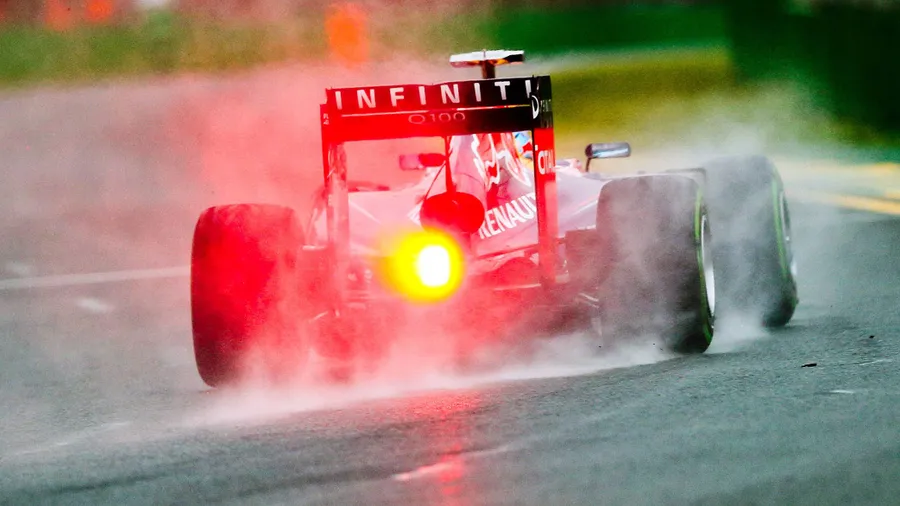 Sebastian Vettel muss im Regen von Melbourne mit einem „unfahrbaren“ Auto klarkommen