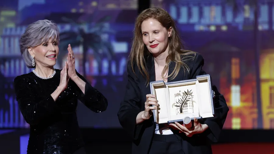 Jane Fonda (links) applaudiert der Regisseurin Justine Triet, die die Goldene Palme in Cannes erhielt.
