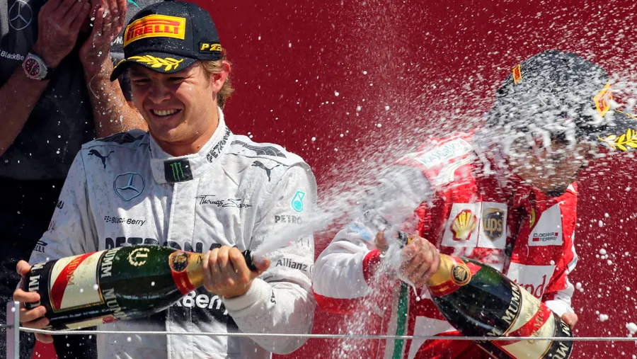 Lässt sich feiern I: Nico Rosberg (l.) neben Fernando Alonso