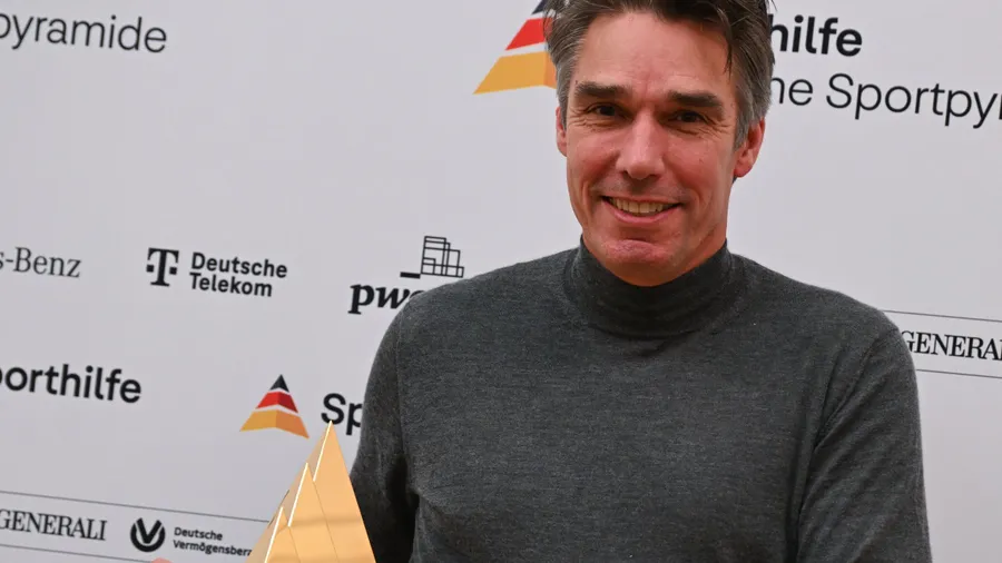 Michael Stich mit der „Goldenen Sportpyramide“