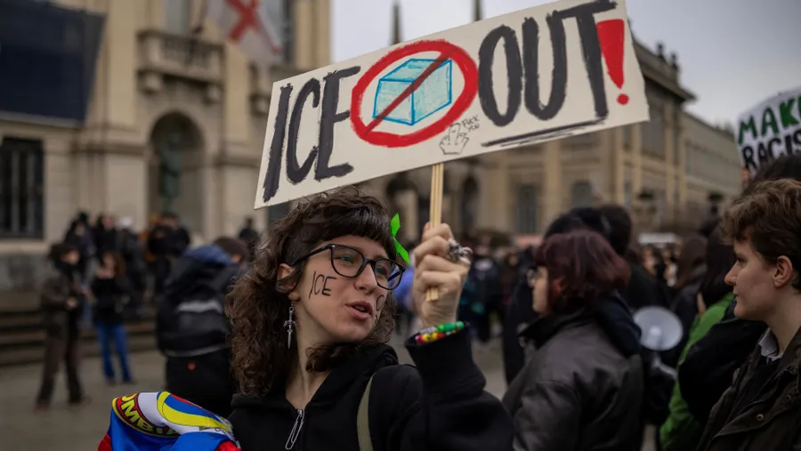 ICE treibt Demonstranten auf die Straßen, jetzt auch in Italien.