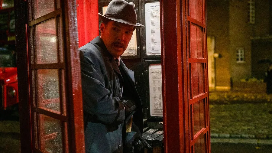Als das Smartphone noch ein Gehäuse war, in das man sich stellen konnte: Benedict Cumberbatch am Apparat