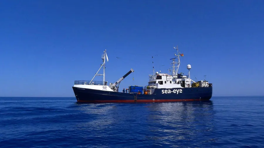 Das Seenotrettungsschiff Alan Kurdi im Mittelmeer mit Kurs auf Libyen