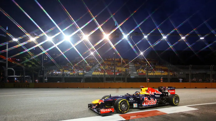 Tageslicht ist anders: Der Kurs in Singapur verlangt von den Formel-1-Piloten, hier Sebastian Vettel im Vorjahr, ein Maximum an Konzentration