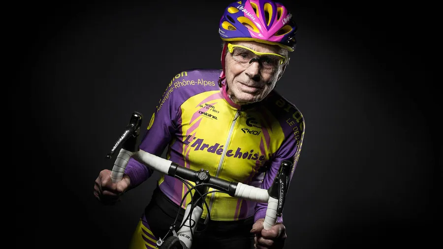Auch im Alter von 105 Jahren ist Robert Marchand noch flott auf dem Rad unterwegs.