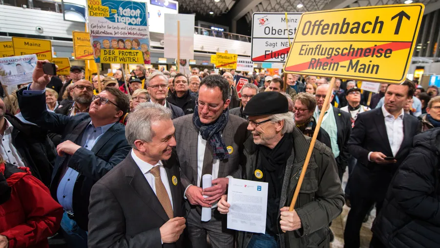 Einig gegen Fluglärm: Der Frankfurter Oberbürgermeister Peter Feldmann (vorne links) und seine damaligen Amtskollegen aus Mainz und Offenbach, Michael Ebling (Mitte) und Horst Schneider (rechts, alle  SPD), bei der 200. Montagsdemo der Flughafenausbaugegner 2017 im Terminal 1.