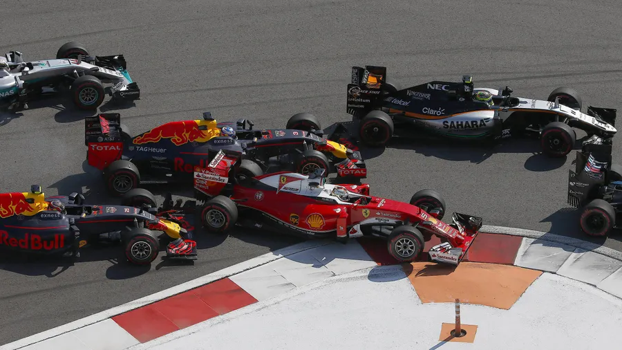 Spannung in der Formel 1? Die Boliden berühren sich oftmals nur am Start.