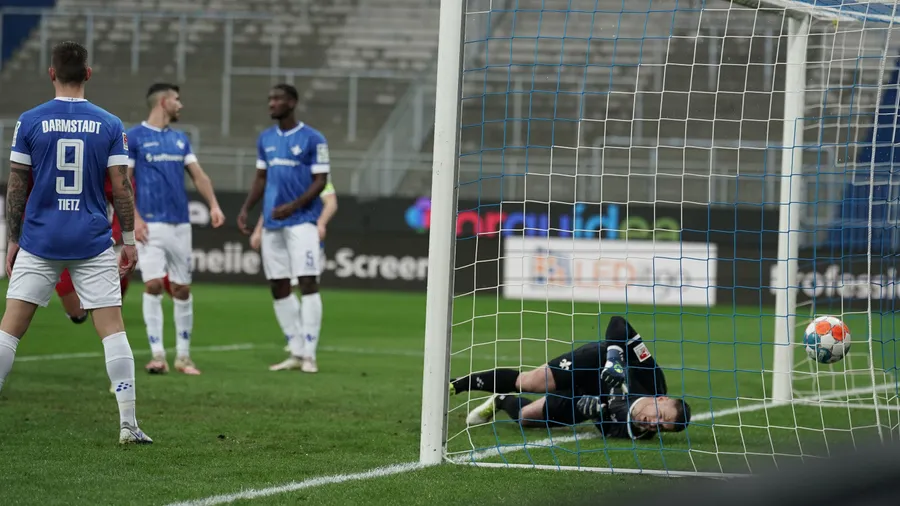 Ein gebrauchter Tag: Gegen den HSV haben der SV Darmstadt und Torhüter Marcel Schuhen keine Chance.