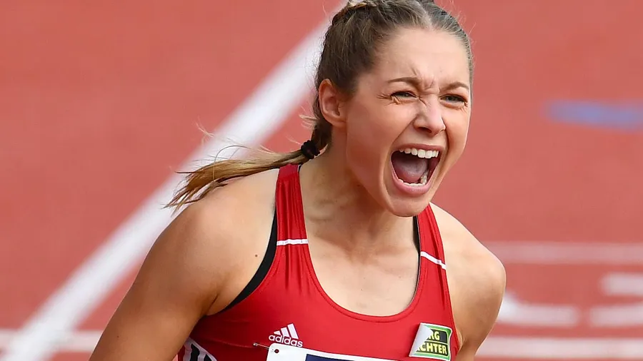 Immer unter Strom – und wenn ihr doch mal ein Impuls fehlt, leckt sie sogar mit der Zunge an einer Batterie, um sich zu pushen. Gina Lückenkemper (Bild) ist die deutsche Powerfrau auf der Sprintstrecke. Die 21-Jährige strebt bei der EM zwei Medaillen an, und nachdem sie im vergangenen Jahr zum ersten Mal unter der magischen 11-Sekunden-Schallmauer blieb, scheinen ihre Hoffnungen berechtigt. Ebenfalls gute Chancen auf den Einzug in den 100-Meter-Endlauf (Dienstag, 21.30 Uhr) hat ihre Staffelkollegin Tatjana Pinto (Bestzeit 11,00). Gemeinsam wollen sie zum Abschluss der EM (Sonntag, 21.20 Uhr) über 4x100 Meter für Furore sorgen. (ad.)