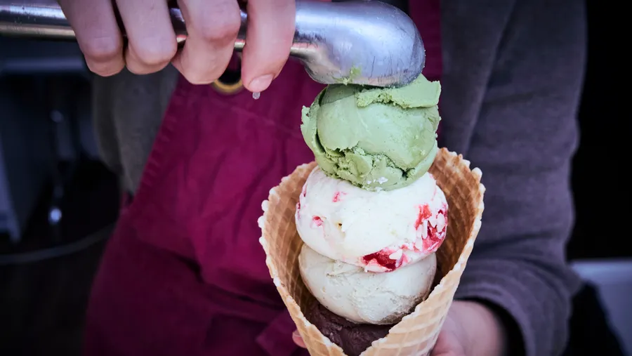 Neue Eissorten in einer Münchener Eisdiele. Ob ein veganes dabei ist?