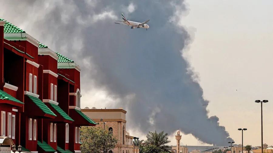 Dunkle Wolken über Dubai: Ein Feuer nach einem iranischen Angriff in der Nähe des Flughafens