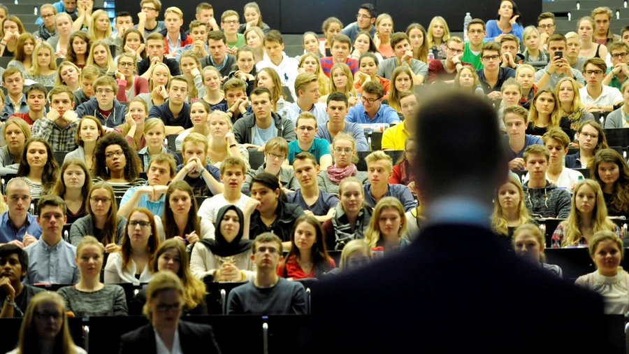 Jurastudenten lauschen einer Vorlesung im im Auditorium Maximum an der Universität in Freiburg.