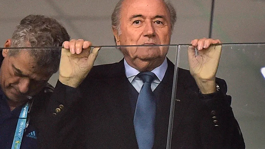 Immer neuer Ärger: Transparenz wie bei dieser Glasscheibe ist bei der Fifa und ihrem Präsidenten Joseph Blatter weiter selten