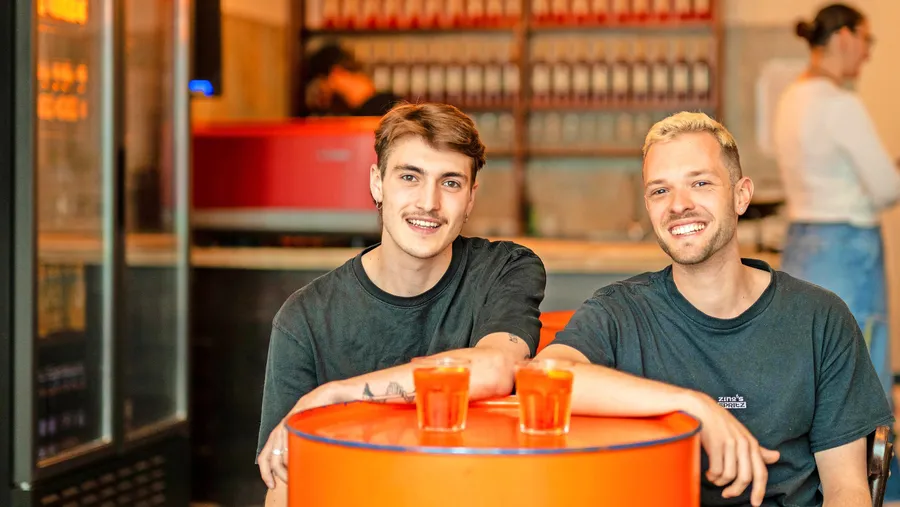 Gründer und beste Freunde: Simon Frey (links) und Zino Egger betreiben die Bar „Zino’s Spritz“ in der Frankfurter Innenstadt.