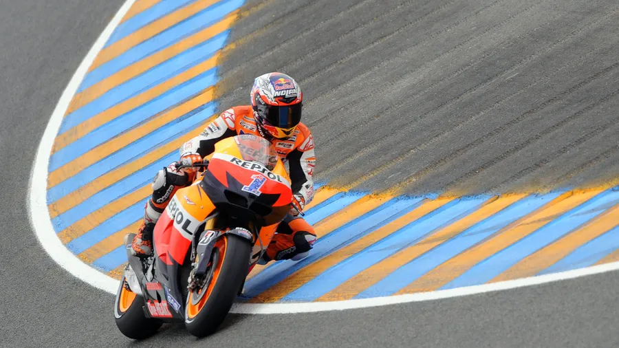 In Schieflage: Casey Stoner steigt am Saisonende von seiner Maschine