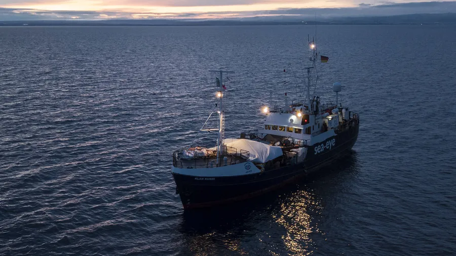 Das deutsche Rettungsschiff „Alan Kurdi“ fährt seine achte Mission in diesem Jahr.