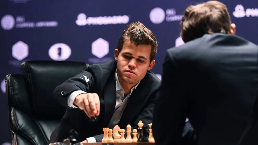 Ungewöhnlich: Schachweltmeister Magnus Carlsen hat während der WM zwei großen Siegchancen nicht genutzt.