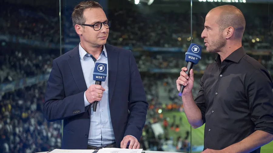 Matthias Opdenhövel (l.) und Mehmet Scholl im Gespräch: Die beiden Moderatoren der ARD