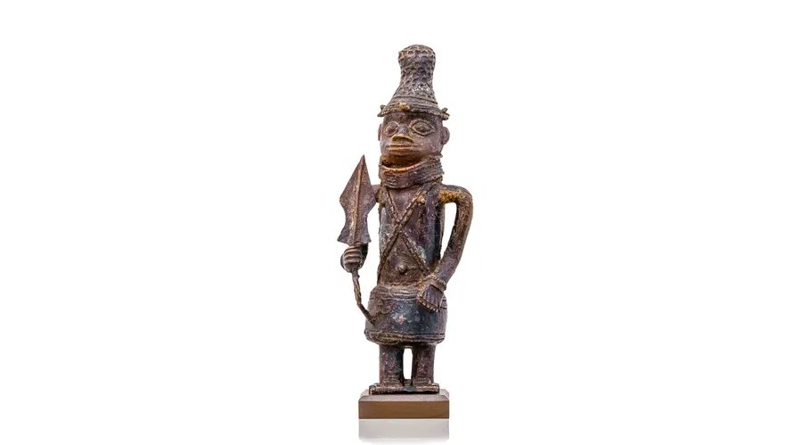 Aus der Benin-Sammlung des Museums: eine Figur in der Ausstellung im Weltkulturen Museum.