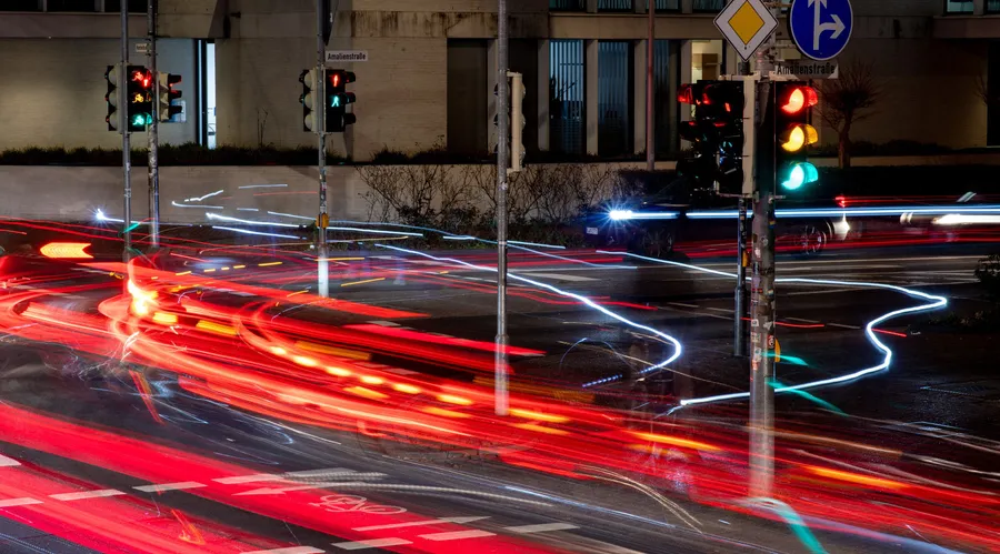 Kreuzung in der Nacht: Pendler erwarten höhere Zusatzkosten durch den CO2-Preis als tatsächlich anfallen.